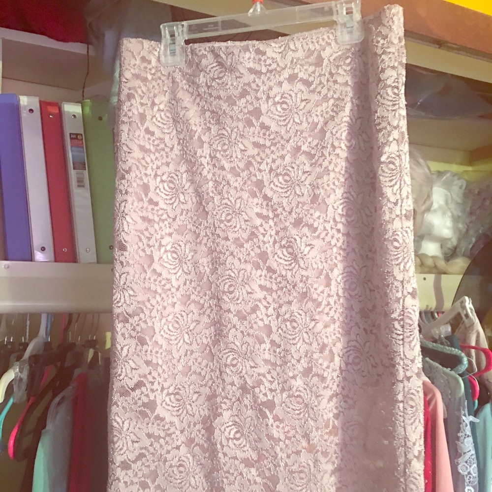Nude tan lace knee length pencil skirt 💙